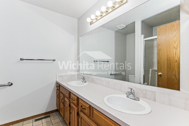 Building Photo - Large 3 bedroom 3 bath home in West Wichita
