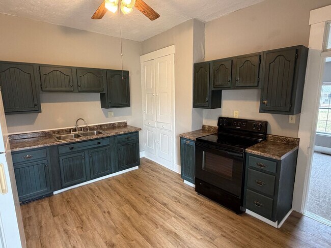 Building Photo - FordAve12