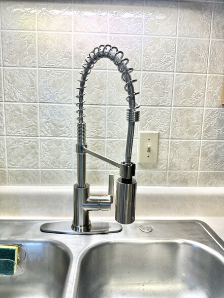 Building Photo - 573 Bloom St