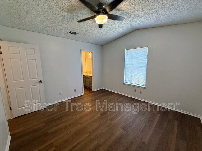 Building Photo - 6845 S Creek Dr