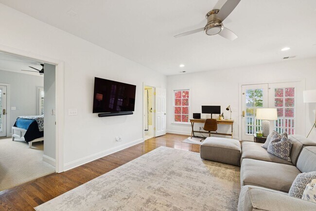 Building Photo - Luxury Executive Rental in Highlands of La...