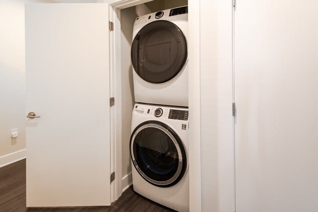 Building Photo - 601 E Pete Rose Wy