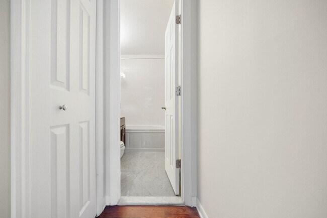 Building Photo - 341 Monmouth St