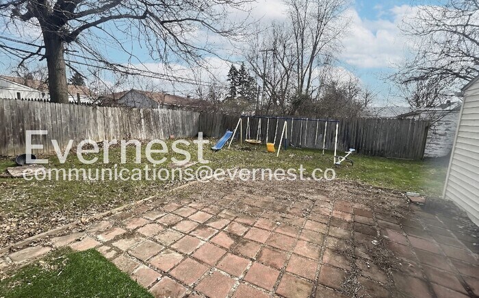 Building Photo - 16913 Lotus Dr