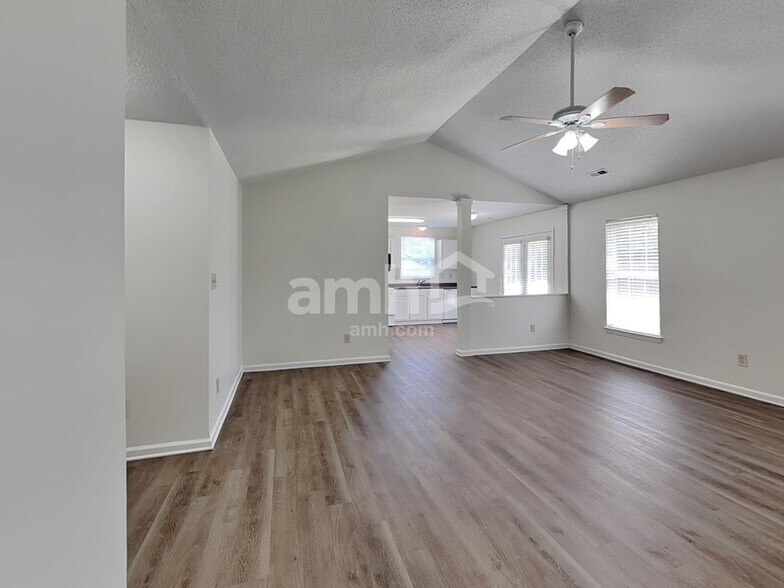 Building Photo - 821 Barbee Farm Dr