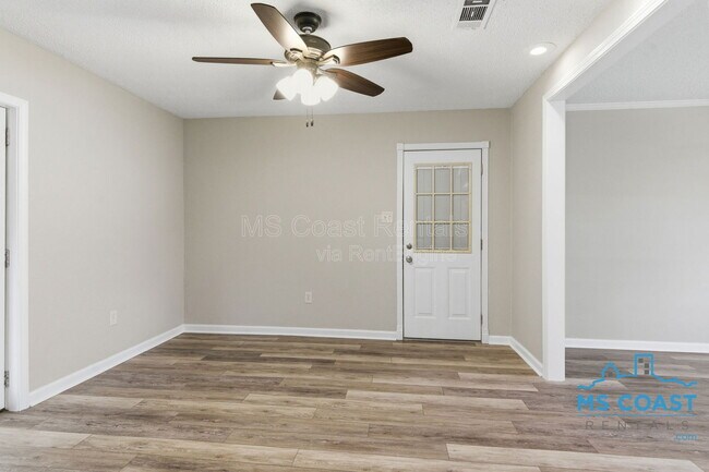 Building Photo - 609 Temple Dr