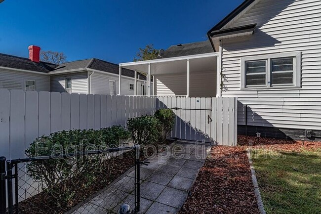 Building Photo - 512 N Pineview Ave