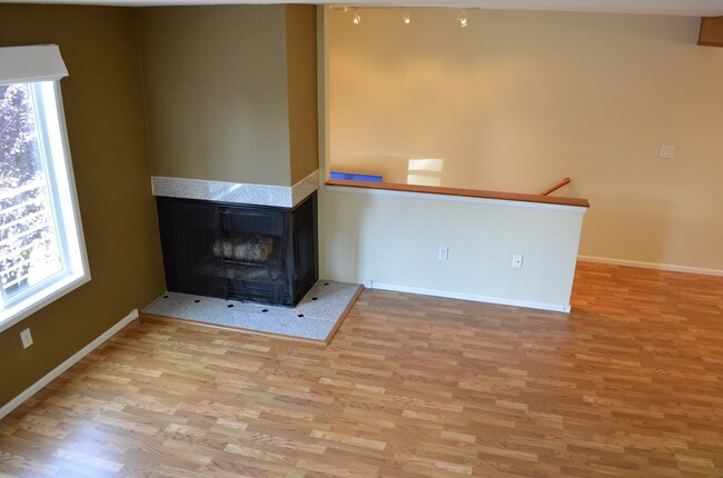 Building Photo - Hardwood floor townhome/water,sewer,garbag...