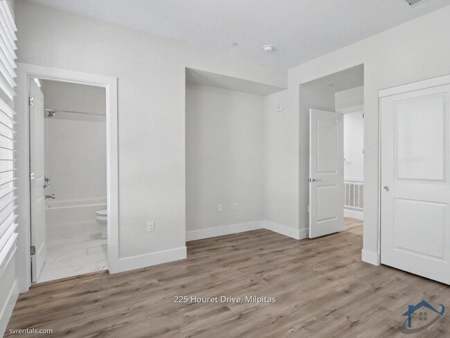 Building Photo - 225 Houret Dr