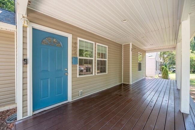 Building Photo - (Coming Soon) Renovated Home just minutes from Uptown!