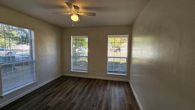 Building Photo - 406 Parkwood Pl