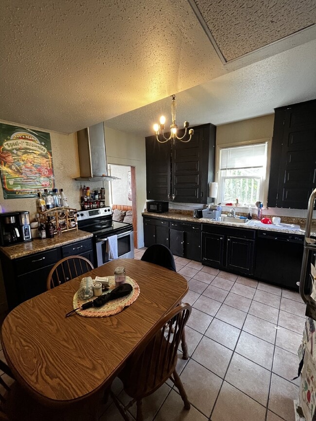 Building Photo - Nice 4 Bed 1 Bath close to UWEC and Water ...
