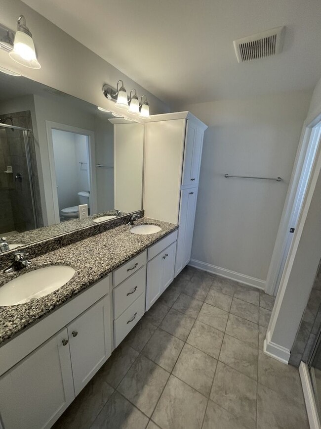 Building Photo - 3 Bd 3.5 Ba end unit townhouse