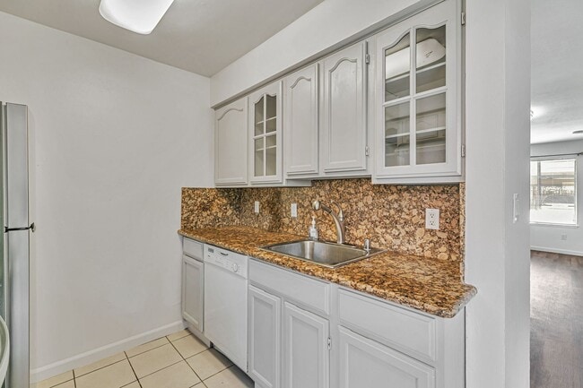 Building Photo - 2BR 1.5BA Condo For Rent – Prime Central F...