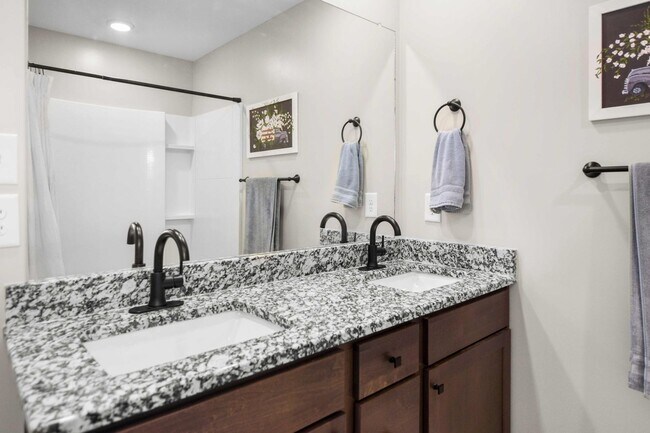 Building Photo - Pet Friendly Three Bedroom!