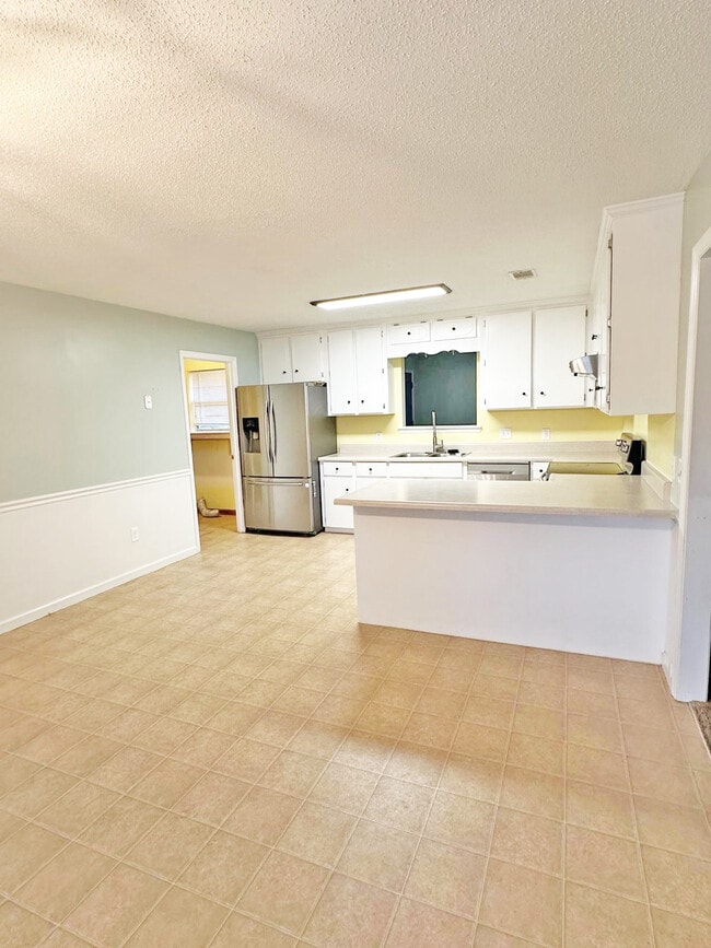 Building Photo - 714 Robin Hood Dr