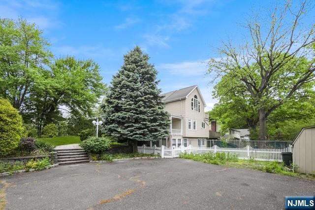 Building Photo - 816 Pascack Rd