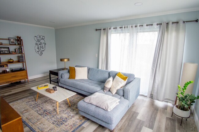 Building Photo - 2052 Parmenter Blvd