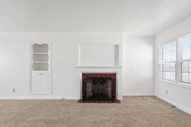 Building Photo - Beautifully maintained 1-bdrm/1-bath unit in 4-plex. Fireplace, off-street parking, laundry, grea...