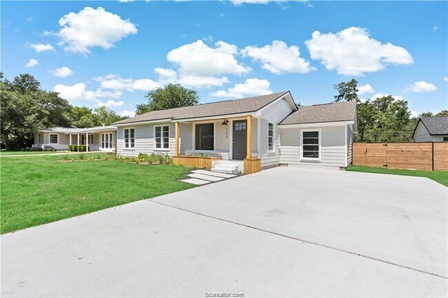 Building Photo - 722 Mary Lake Dr
