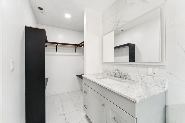 Building Photo - 480 SW Lakehurst Dr