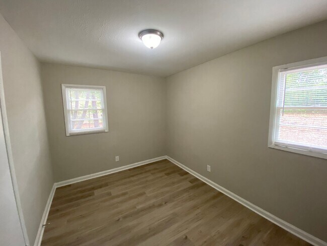 Building Photo - **ON HOLD**3 Bedroom / 1 Bathroom Home for...