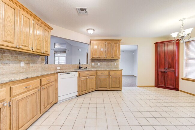 Building Photo - Beautiful 3x2 with Sunroom in Yukon