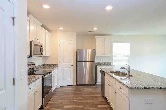 Building Photo - 2223 Southlea Dr