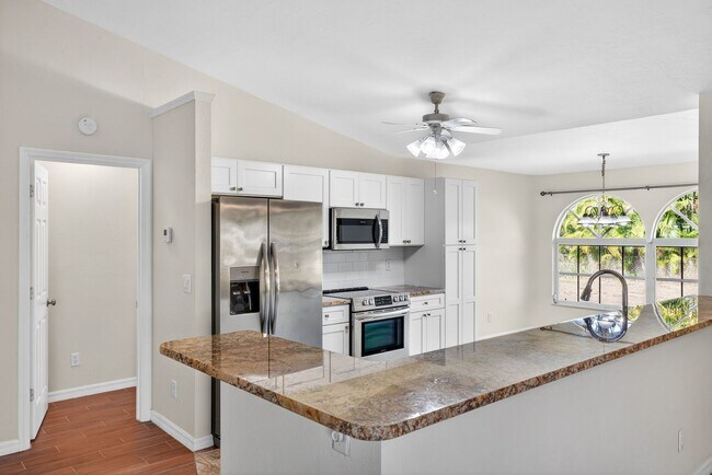 Building Photo - 2 Bedroom 2 bath Oversized Duplex with 2 Car Garage