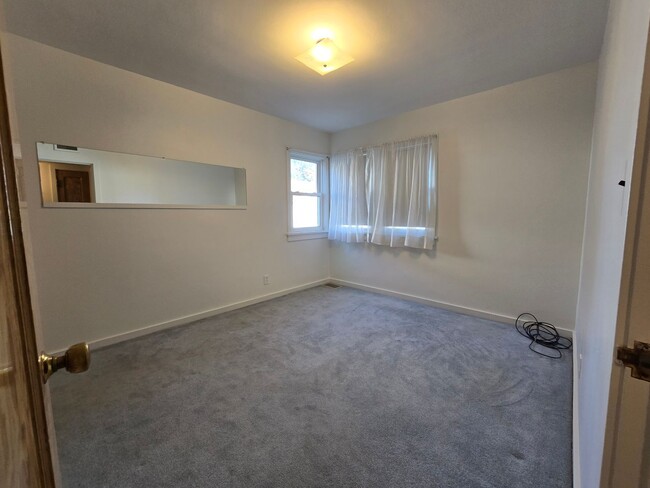 Building Photo - 4 bed, 1 bath House with 1 car garage