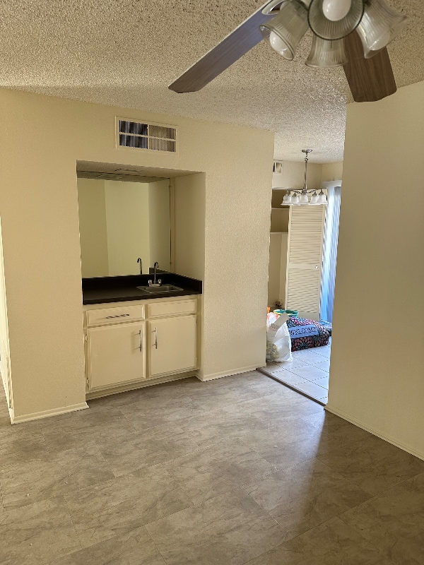 Building Photo - 2046 S Bon View Ave