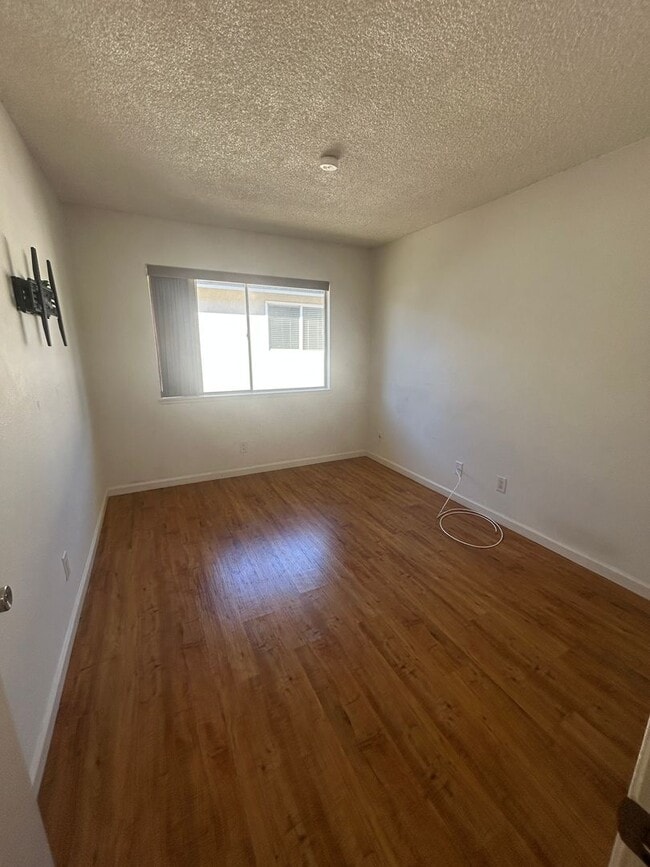 Building Photo - Tranquil Condo 2+1 with Pool View