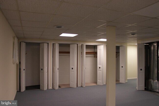 Building Photo - 6210 Cottonwood St