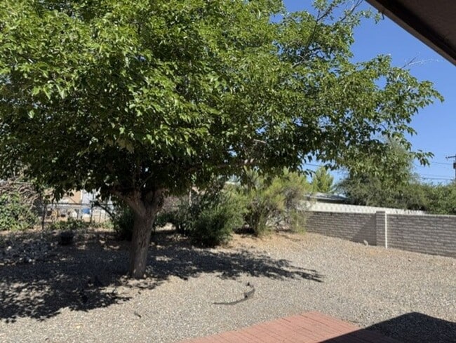 Building Photo - 2 Bedroom 1 Bath Contact Property Pros Property Management