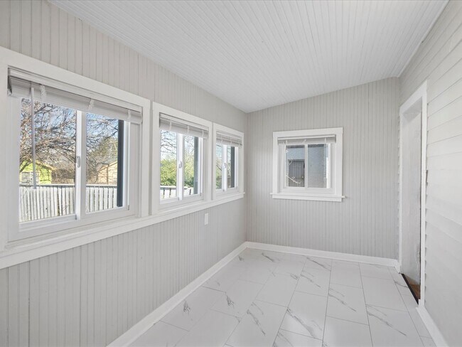 Building Photo - Charming Updated Bungalow near Downtown De...