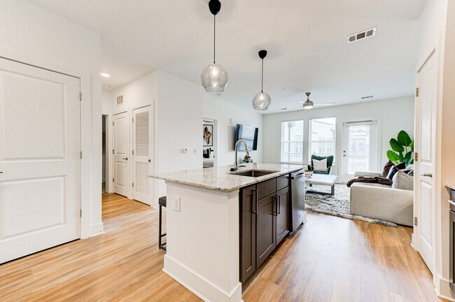 Building Photo - 975 Memorial Dr SE