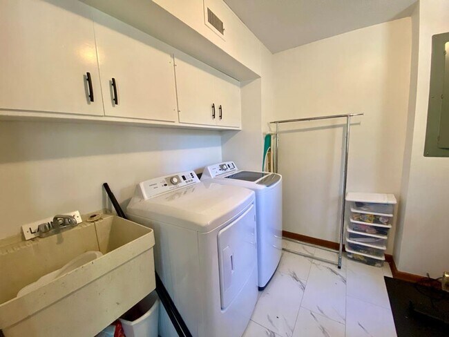 Building Photo - 2112 Westfield Dr