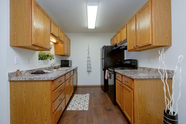 Moorhead, MN Woodstone Apartments | Kitchen - Woodstone