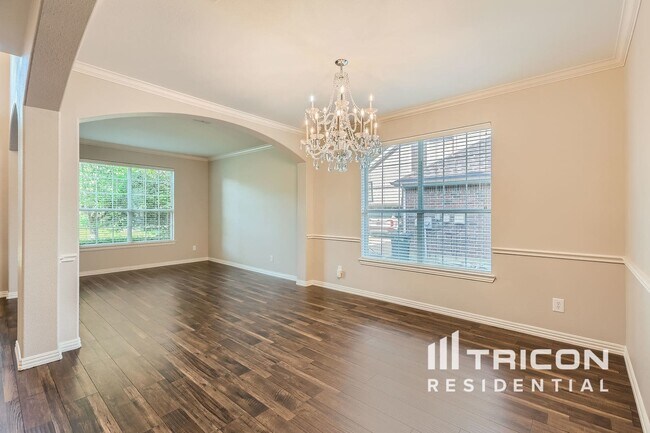 Building Photo - 2817 Deerhurst Dr