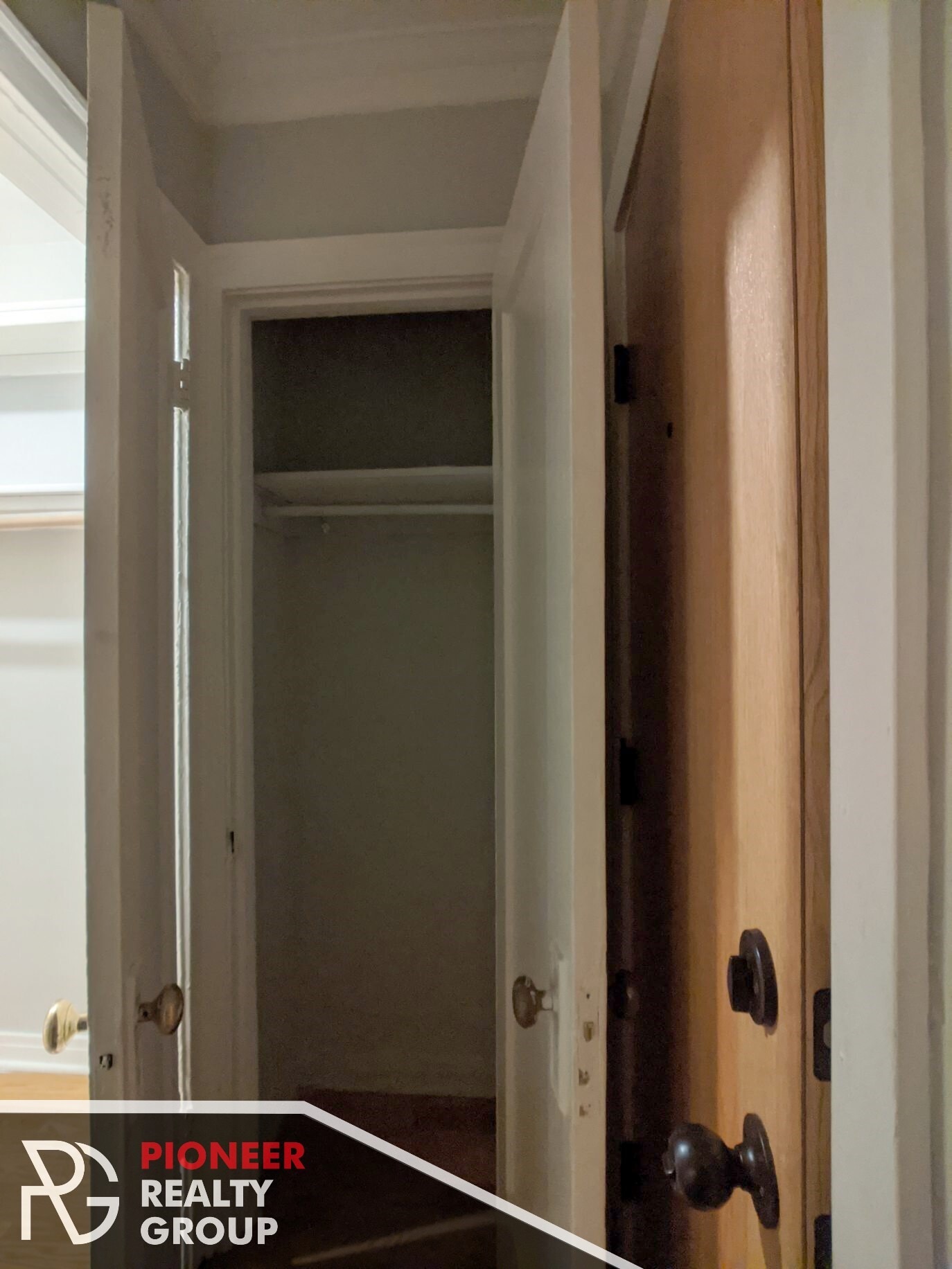 Building Photo - 429 W Roscoe St