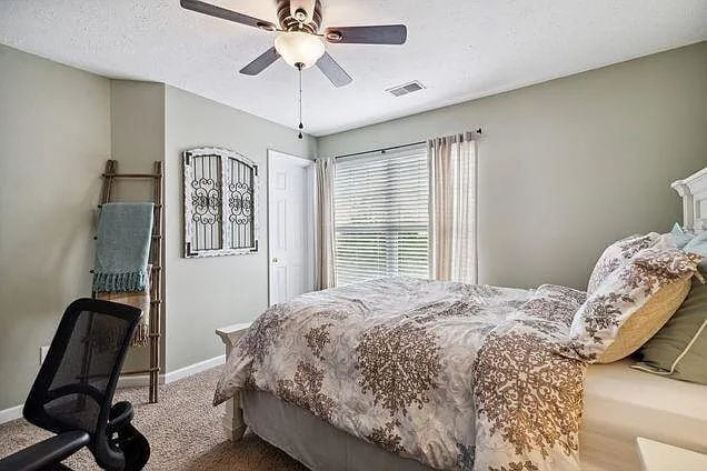 Building Photo - Move-In Ready Townhouse in Prime Location ...