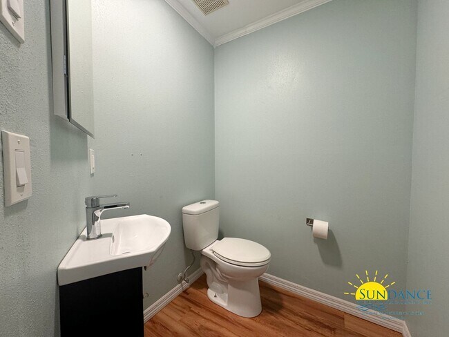 Building Photo - Stunning 3 Bedroom Home in Shalimar with In-ground Pool!