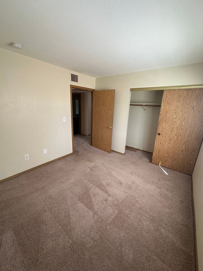 Building Photo - Perfect 2 Bedroom/1 Bathroom