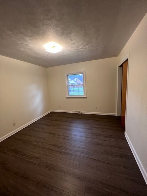 Bedroom - 2212 Ferndale rd