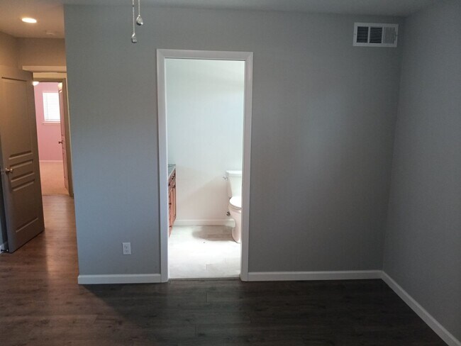 Building Photo - Stunning 4 bedroom, 2 bathroom home! Showings available NOW!