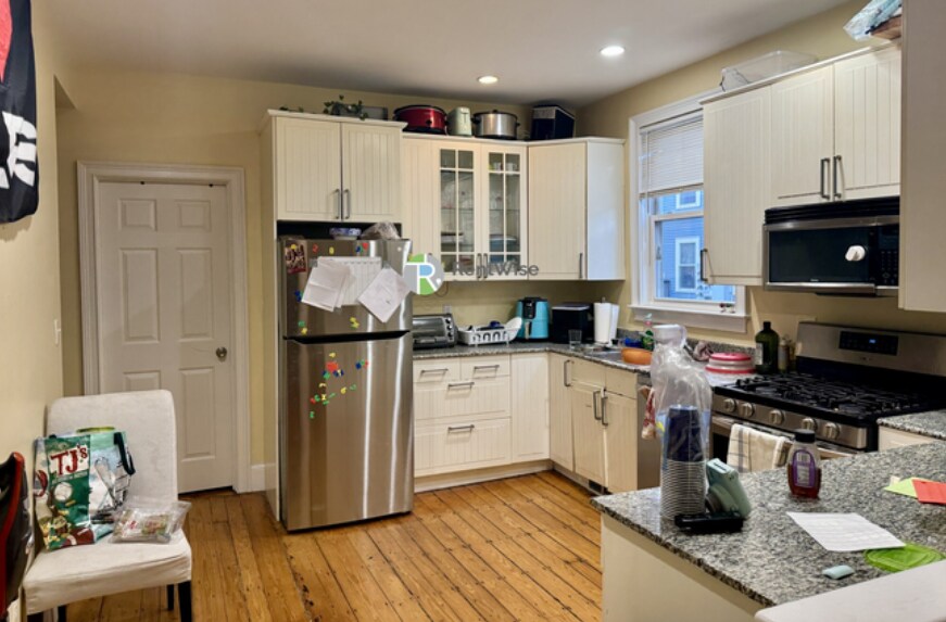 Building Photo - 731 Parker St