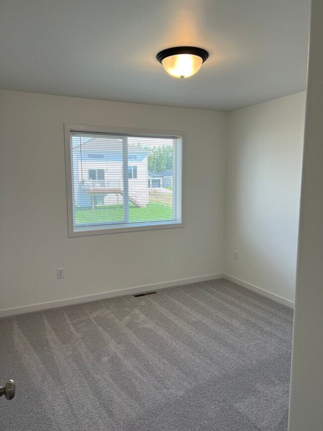 Building Photo - 4 Bed 3 Bath Single Family Home