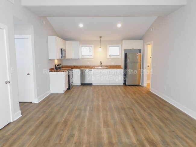 Building Photo - 934 Albert St SW