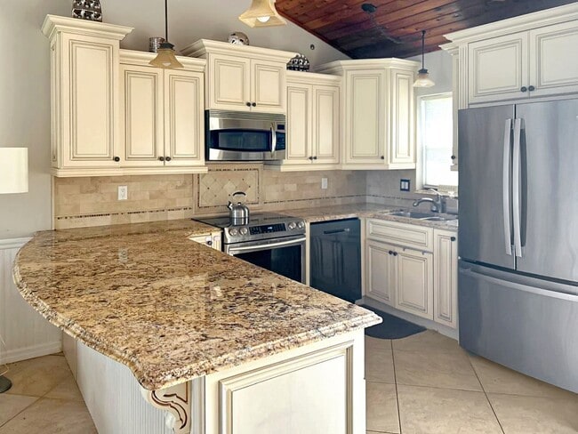 Building Photo - PEACEFUL WOODED RETREAT IN ASPENWOOD AT GRENELEFE!