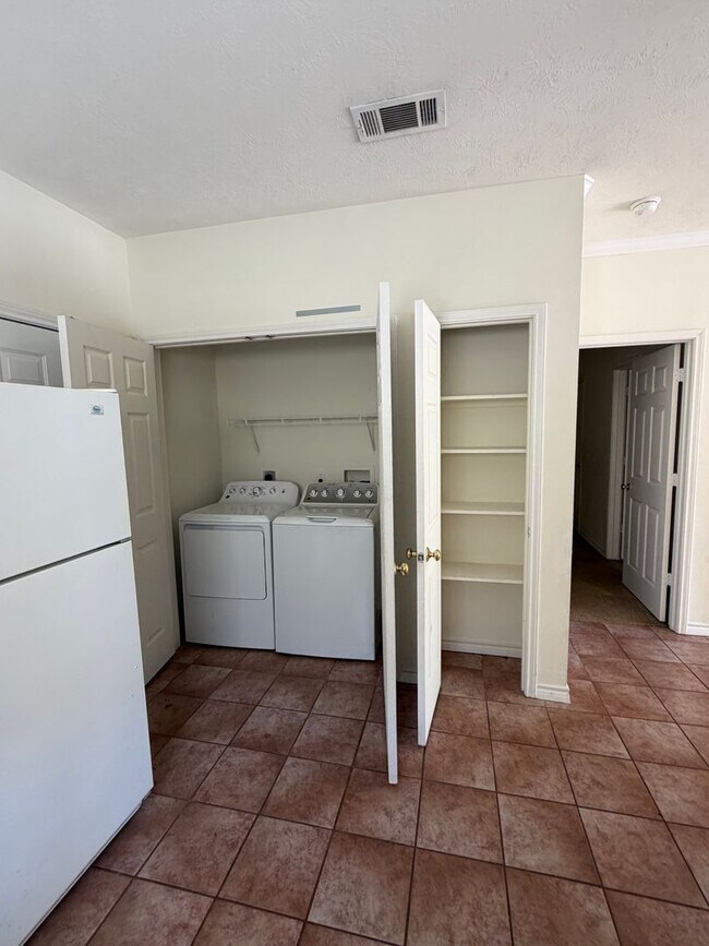 Building Photo - 624 Vicki Dr